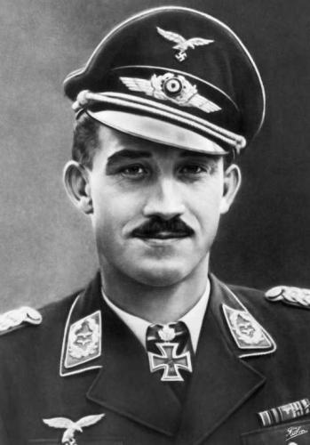 Jagdflieger Adolf Galland mit Ritterkreuz und Eichenlaub. Jagdflieger Adolf Galland mit Ritterkreuz und Eichenlaub.